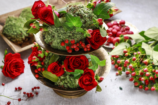  Floral decoration with red roses, mistletoe and moss. Step by s