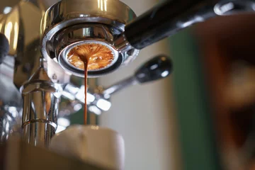 Foto op Plexiglas espresso pouring from bottomless portafilter © GCapture