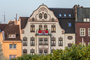 Düsseldorfer Altstadt, Bauwerk mit Flagge