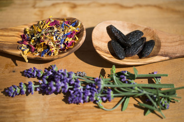 Tonka Bohnen mit Blüten Mix auf Olivenholz Löffel