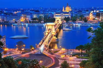 The Chain Bridge in Budapest in the evening.