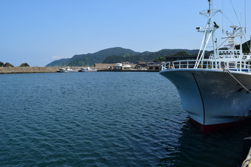 由良漁港 ／ 山形県庄内浜の由良漁港です。由良漁港は古くから良質な魚介類が水揚げされる事で全国的に知られています。東北地方のスーパーでは、由良漁港で水揚げされた魚介類に「由良産」とクレジットされるほどの知名度があります。由良漁港に隣接している由良海岸は、日本の渚100選、快水浴場100選にも選ばれた庄内浜のシンボル的な海岸で、その景観から「東北の江ノ島」と呼ばれています。