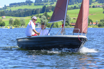 Fototapeta premium Segelnde Senioren auf einem Binnensee