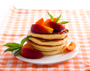 Pancakes with honey and fruits