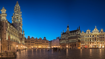 Fototapeta na wymiar The famous Grand Place in blue hour in Brussels, Belgium
