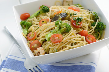  close up shot of spaghetti with mushroom, broccoli and tomato