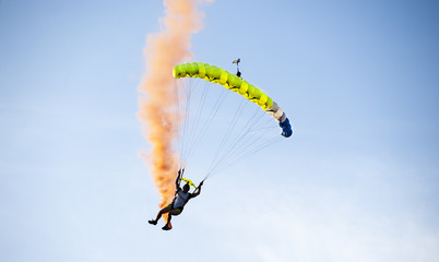 Acrobatic parachutist