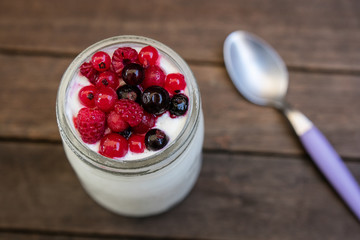 Verrine yaourt aux fruits rouges avec cuillère