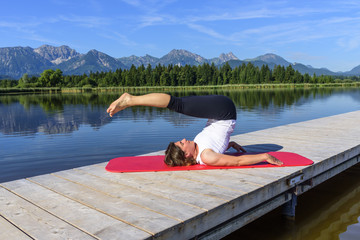 Morgengymnastik in idyllischer Umgebung