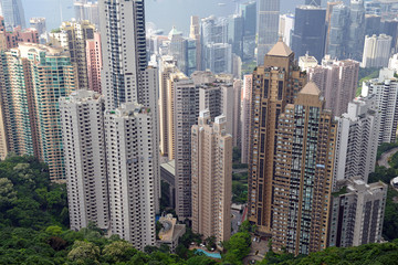Obraz premium Tightly packed buildings in the island metropolis of Hong Kong