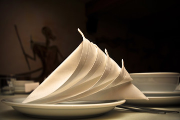 Serwetka na talerzu w postaci łódki z żaglami © MaggeM