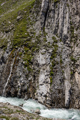 Fototapeta na wymiar rivière de montagne dans un canyon