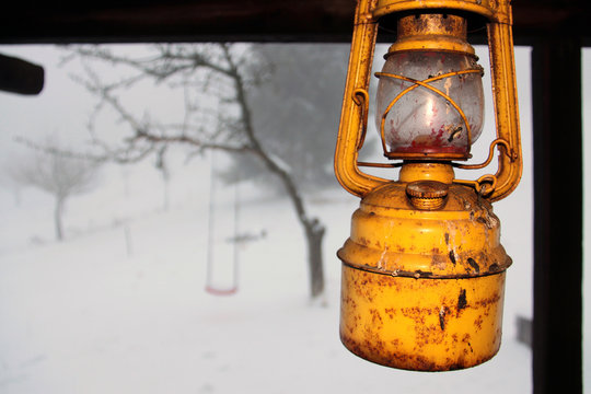 Petroleumlampe im Winter im Garten