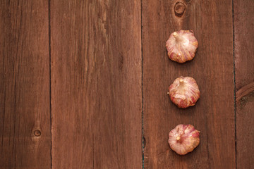 Fototapeta na wymiar Ripe garlic head on a wooden background