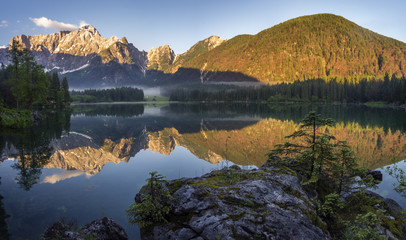 Piękna panorama jeziora górskiego w Alpach Włoskich © Mike Mareen