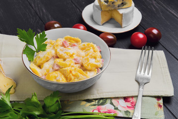 Tortellini with cheese sauce