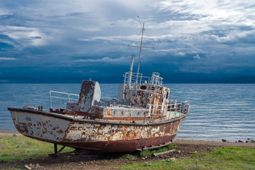Fototapeta premium Old ship on the lake 