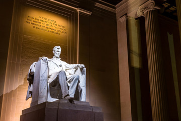  Abraham Lincoln Memorial at night 