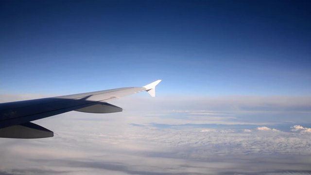 Flug ueber Wolken im Zeitraffer
