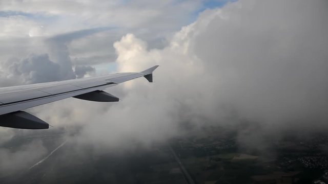 Flug durch Wolken
