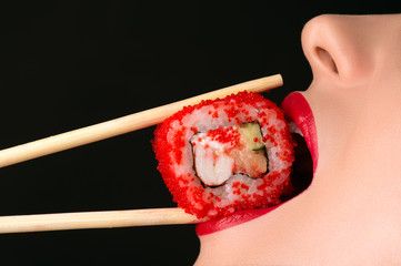 Obrazy na Plexi  seksowna dziewczyna je sushi roll, zmysłowe czerwone usta