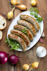 Biała kiełbasa na drewnie