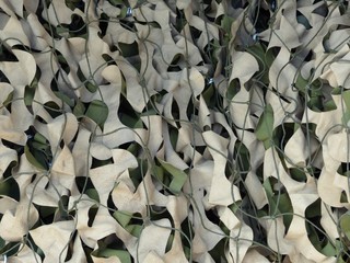 Tarnnetz in Olivgrün auf einem alten Geländewagen der US Army aus dem 2. Weltkrieg im Sommer bei...