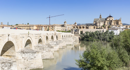 Obraz premium Roman bridge (puente viejo) over Guadalquivir river in Córdoba city, Spain