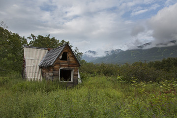 Plakat Verfallene Hütte irgendwo in der kamtschadalischen Wildnis
