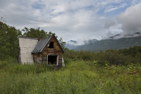 Verfallene Hütte irgendwo in der kamtschadalischen Wildnis