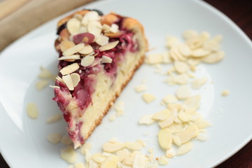 Вишневый пирог с миндальными хлопьями