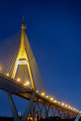 Obraz premium Thai bridge / Night light traffic at Bhumibol bridge, Bangkok, Thailand.