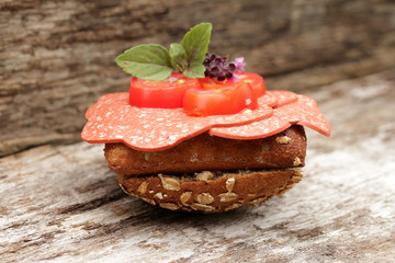 vegetarisches salamibrötchen