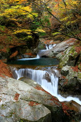 秋の西沢渓谷　三重の滝