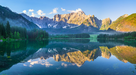 Plakaty  górskie jezioro we włoskich Alpach, kolory retro, vintage