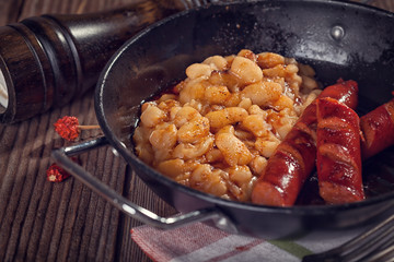 Grilled sausages with beans 