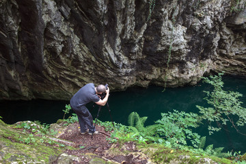 Obraz premium Professional landscape photographer by the lake