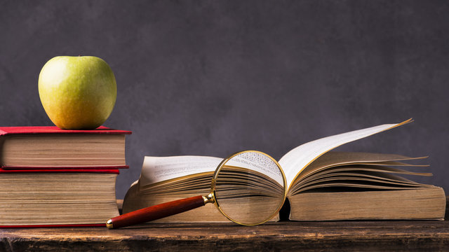 libri di testo con mela