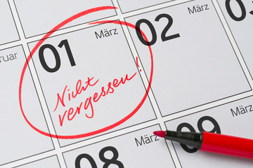 Kalender mit der Notiz Nicht vergessen - 1. März