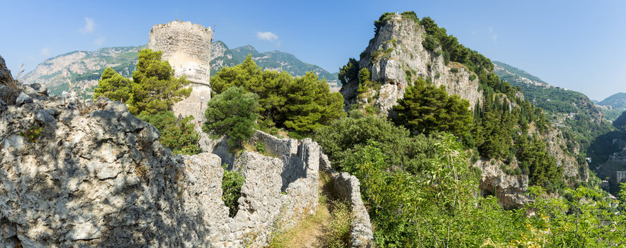 This pleasant and easy walk leads to one of the landmarks of Amalfi: the walls of the Dukedom of Amalfi and the Torre dello Ziro