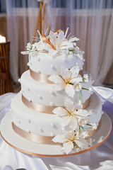 Obraz na płótnie Canvas Wedding Cake with Flowers