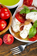 Mozzarella , prosciutto e pomodori