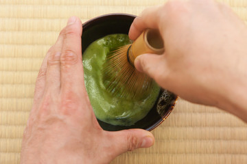 畳の上でお抹茶を点てる