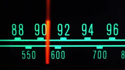 vintage radio receiver changing the frequency
