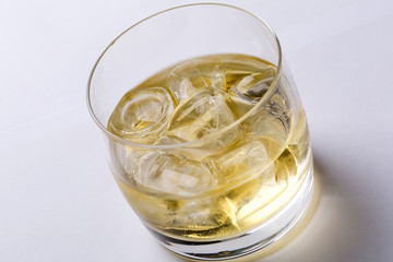 Apple juice with ice cubes