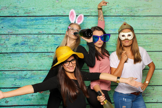Mädchengruppe mit Hüte und Hasenohren - Party mit Photo Booth 
