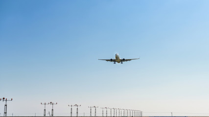着陸態勢の航空機