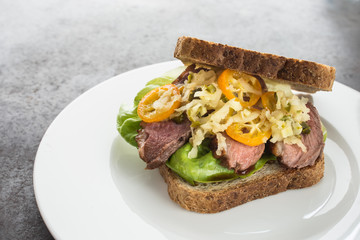 Nahaufnahme Sandwich mit Entenbrust und Apfel