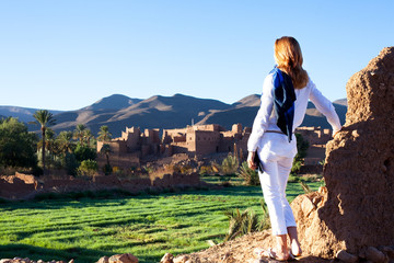 Naklejka premium femme qui visite des villages et fait du tourisme