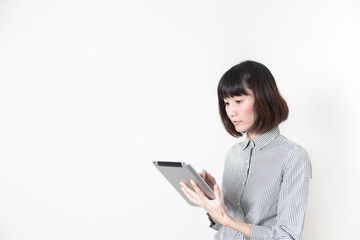 タブレットを触る女性・白バック